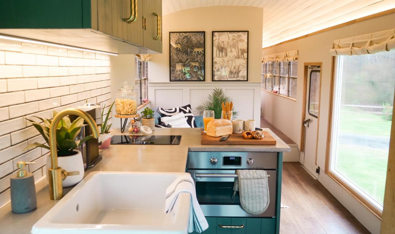 American School Bus Retreat With Hot Tub In Sussex Meadow Uckfield Eksteriør bilde