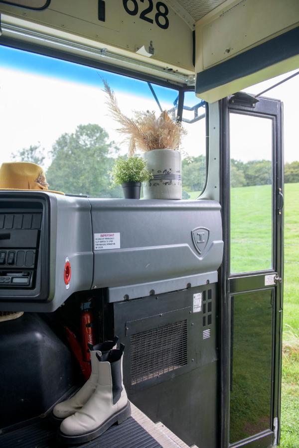 American School Bus Retreat With Hot Tub In Sussex Meadow Uckfield Eksteriør bilde