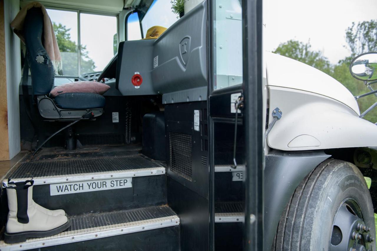 American School Bus Retreat With Hot Tub In Sussex Meadow Uckfield Eksteriør bilde