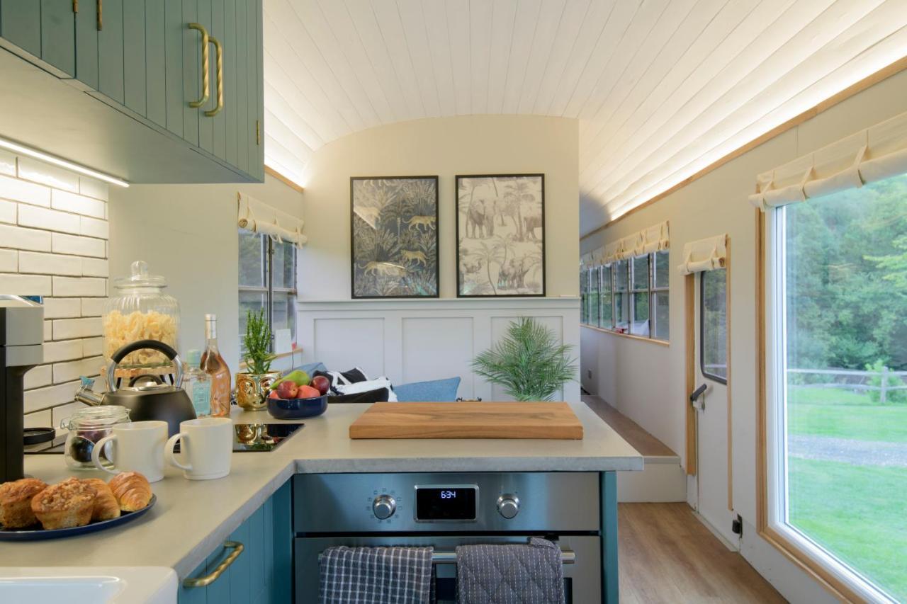 American School Bus Retreat With Hot Tub In Sussex Meadow Uckfield Eksteriør bilde