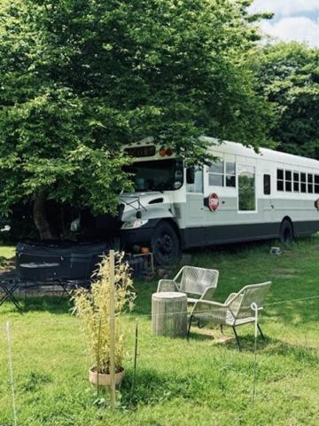 American School Bus Retreat With Hot Tub In Sussex Meadow Uckfield Eksteriør bilde